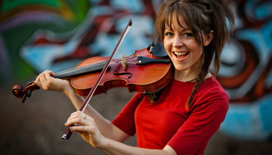 LINDSEY STIRLING SE TRANSFORME EN SUPER HÉRO