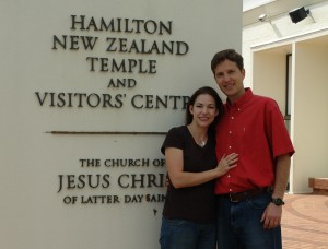 Chad Hawkins et sa femme Stéphanie en visite au temple de Nouvelle-Zélande