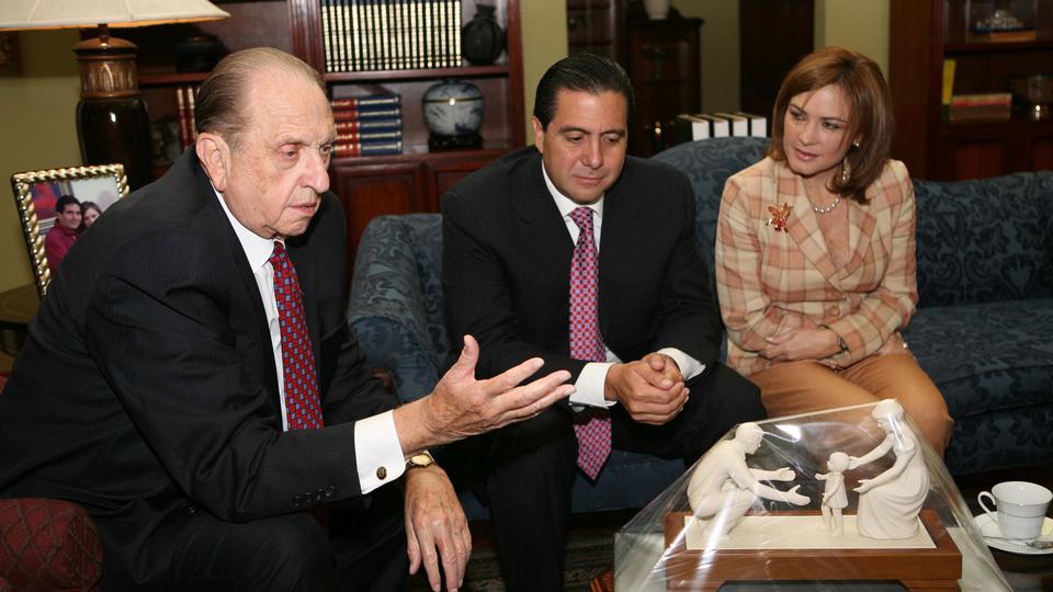 Thomas S. Monson ave le président du Panama et son épouse