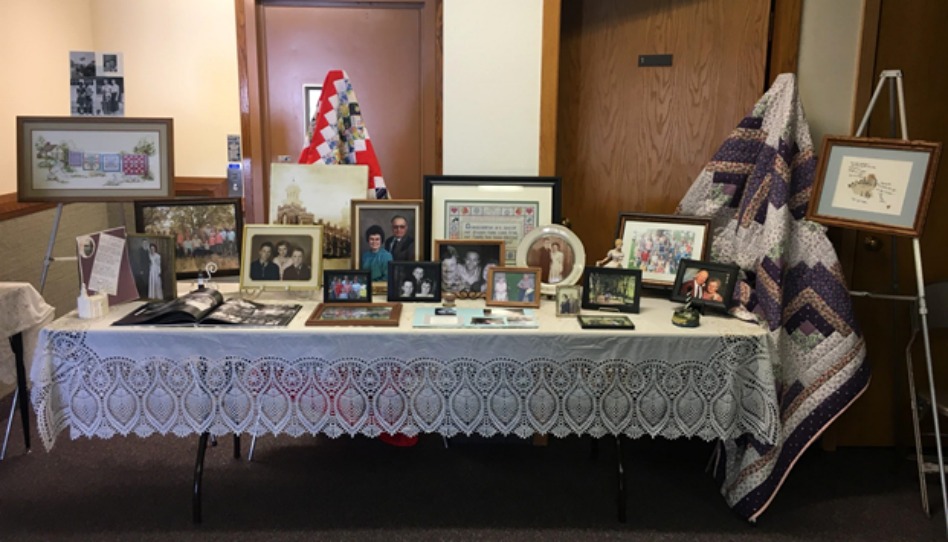 Préparez une table avec des souvenirs du défunt lors de funérailles