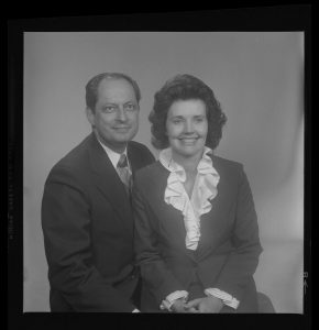 Robert D. Hales avec son épouse Mary, lorsqu'il a été appelé président de la mission de Londres