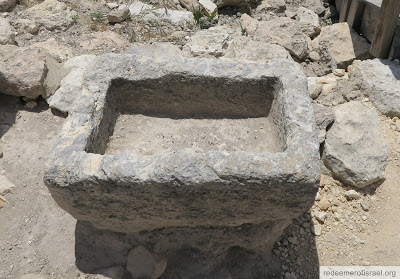mangeoire en pierre, une telle mangeoire a probablement servi de lit à Jésus après sa naissance